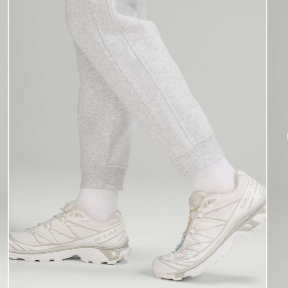 Lululemon Light Gray Scuba Jogger 7/8 Length-Minor Flaw - Picture 4 of 11